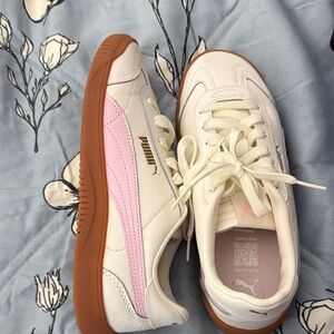 Puma White and Pink Casual Sneakers